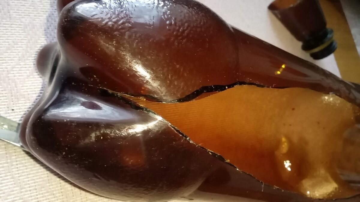 Окошко в бутылке. Надрез лучше сделать не таким глубоким. Фото автора