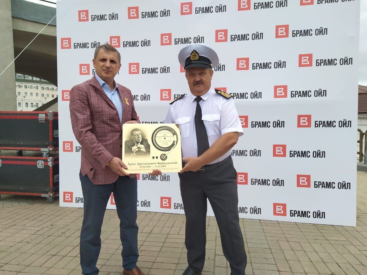 соучредитель компании «BRAMS-OIL»  Карен Арушанян и капитан тенкера  Олег Приемский 