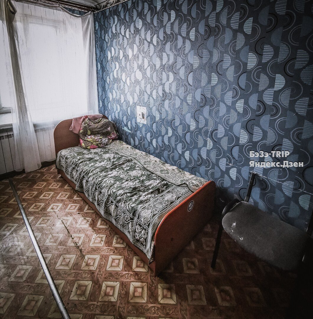 Оборванные занавески и покрывала не первой свежести