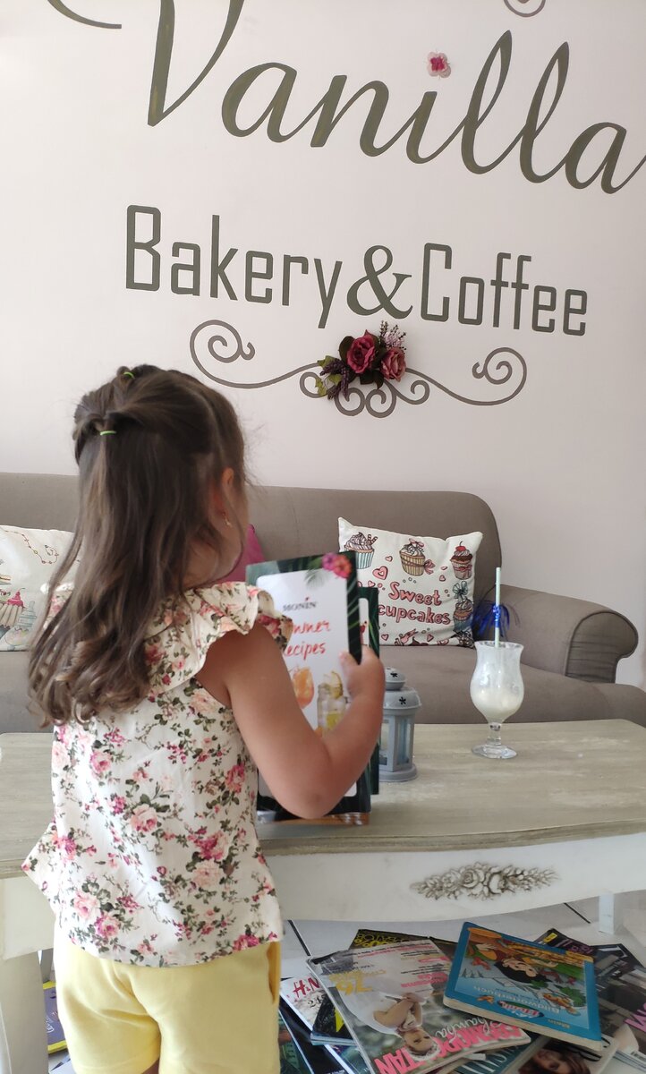 Она просто листает картинки, а потом говорит официанту. I want this! Показывая на фото еды и уточняя детали