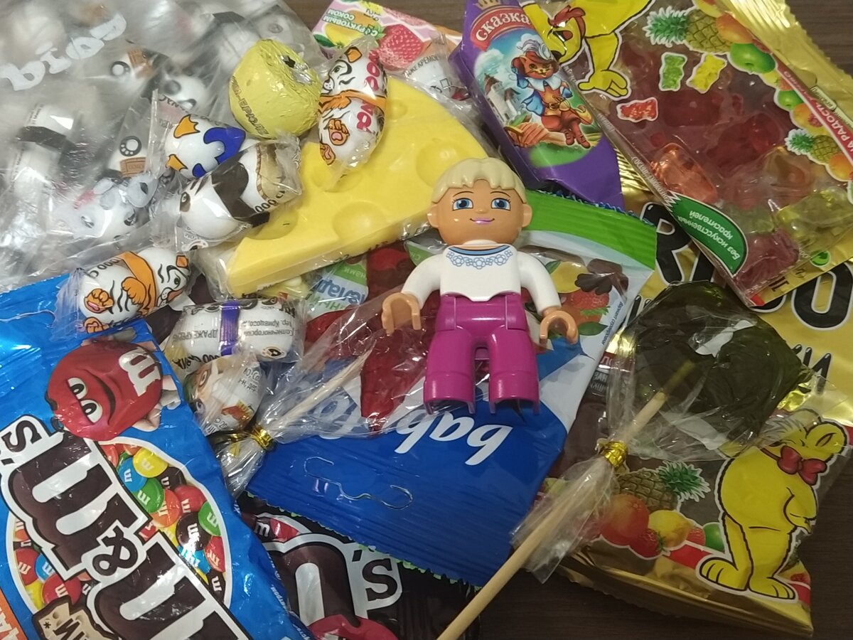 Мешок сладостей от бабушек. Выдаю детям постепенно