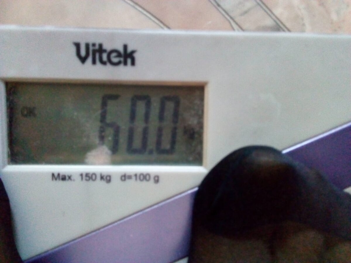 Мой вес 15.08.2020 ровно 60 кг. Пятно - дефект стекла, сорри