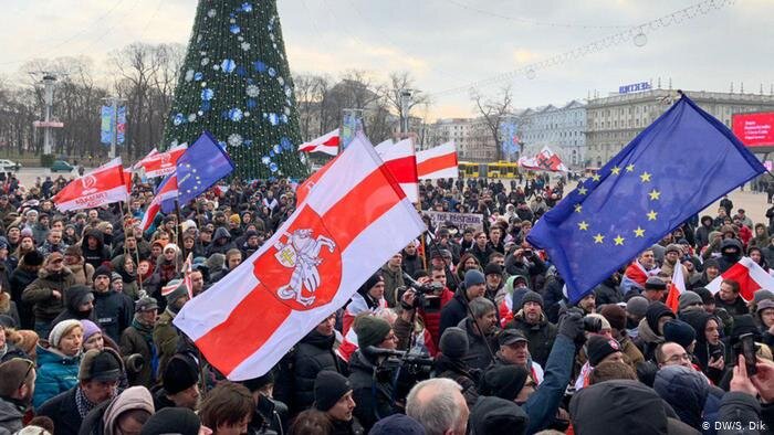 Митинг в декабре 2019 года против интеграции с РФ в Минске. Ничего не напоминает? Фото с портала DW.COM