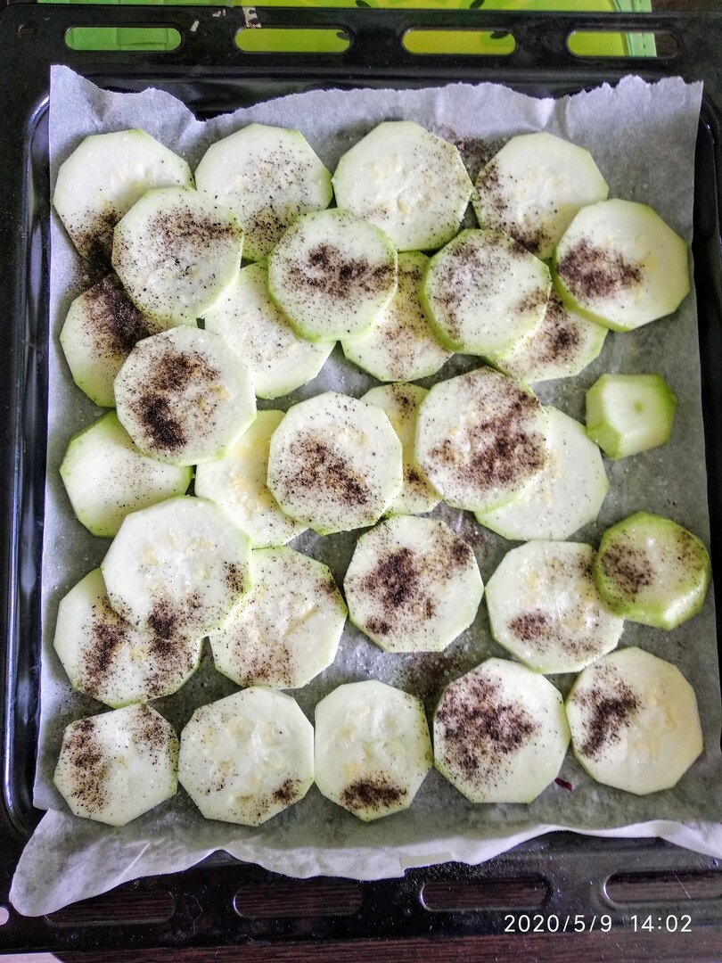 Сначала выкладываем слой кабачков