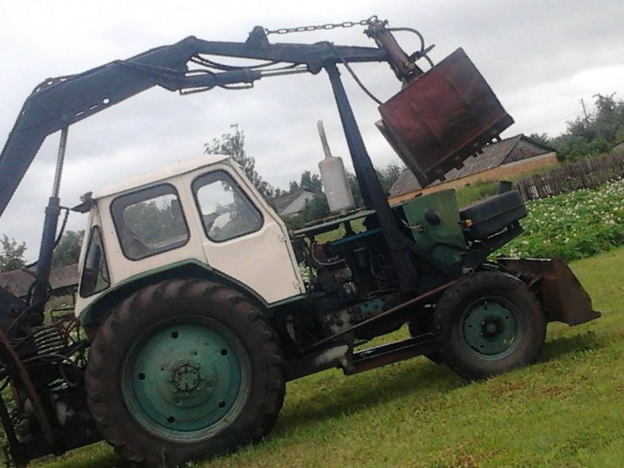 Такой ЮМЗ-6 и погрузчик, только с вилами