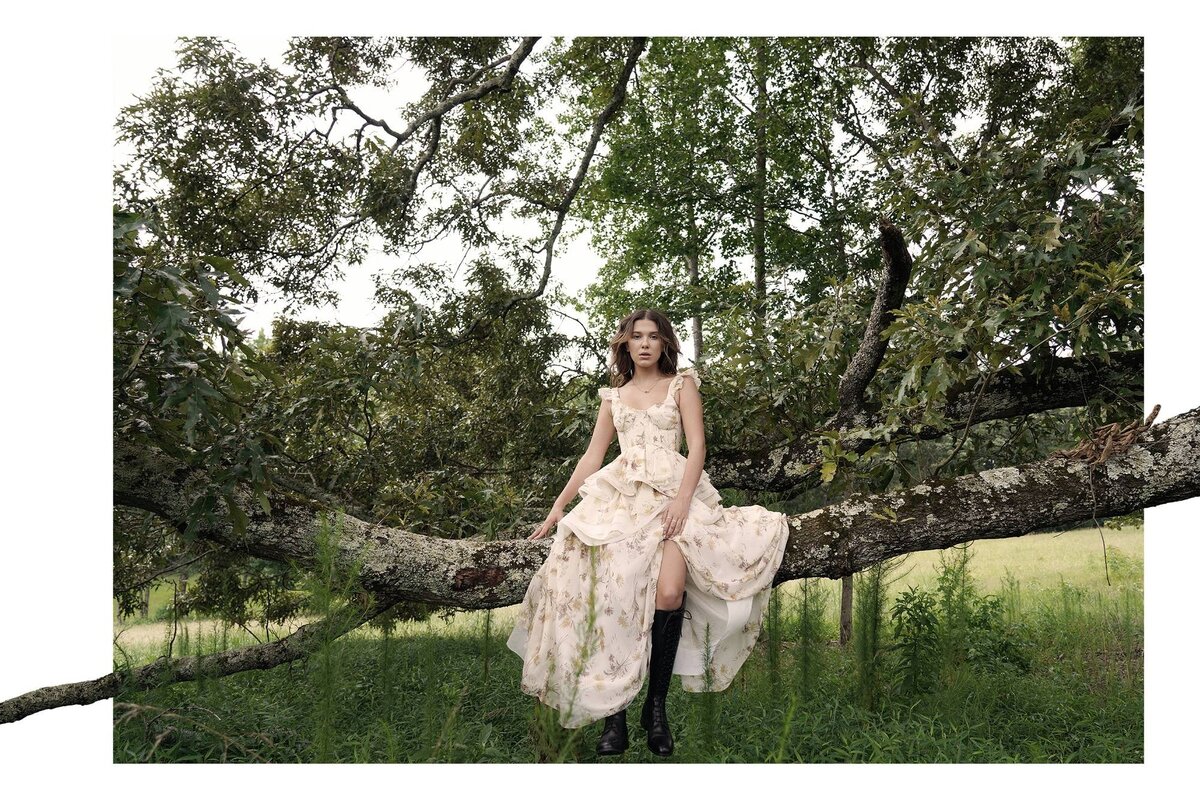 На актрисе винтажный стиль одежды.