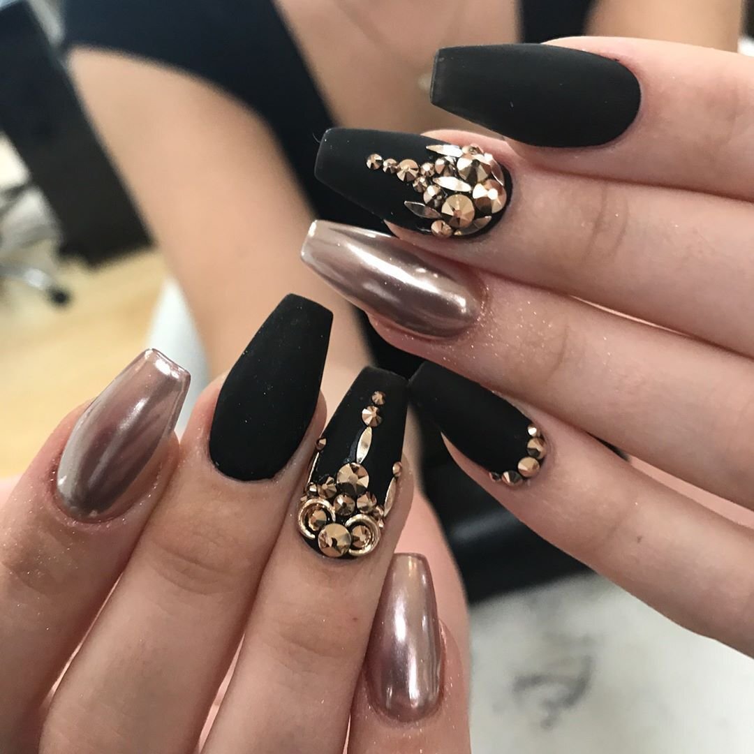 Таинственный темный маникюр. Фото оригинальных идей, тенденции 2020