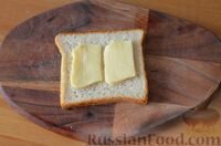 На один ломтик хлеба выложить 2 ломтика сыра.