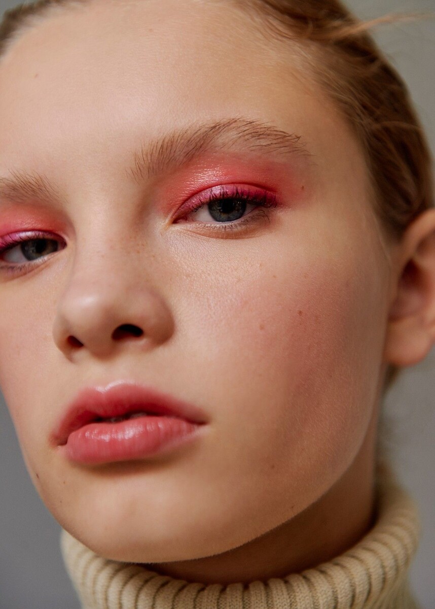 Акцент на глазах и больше ничего не нужно...