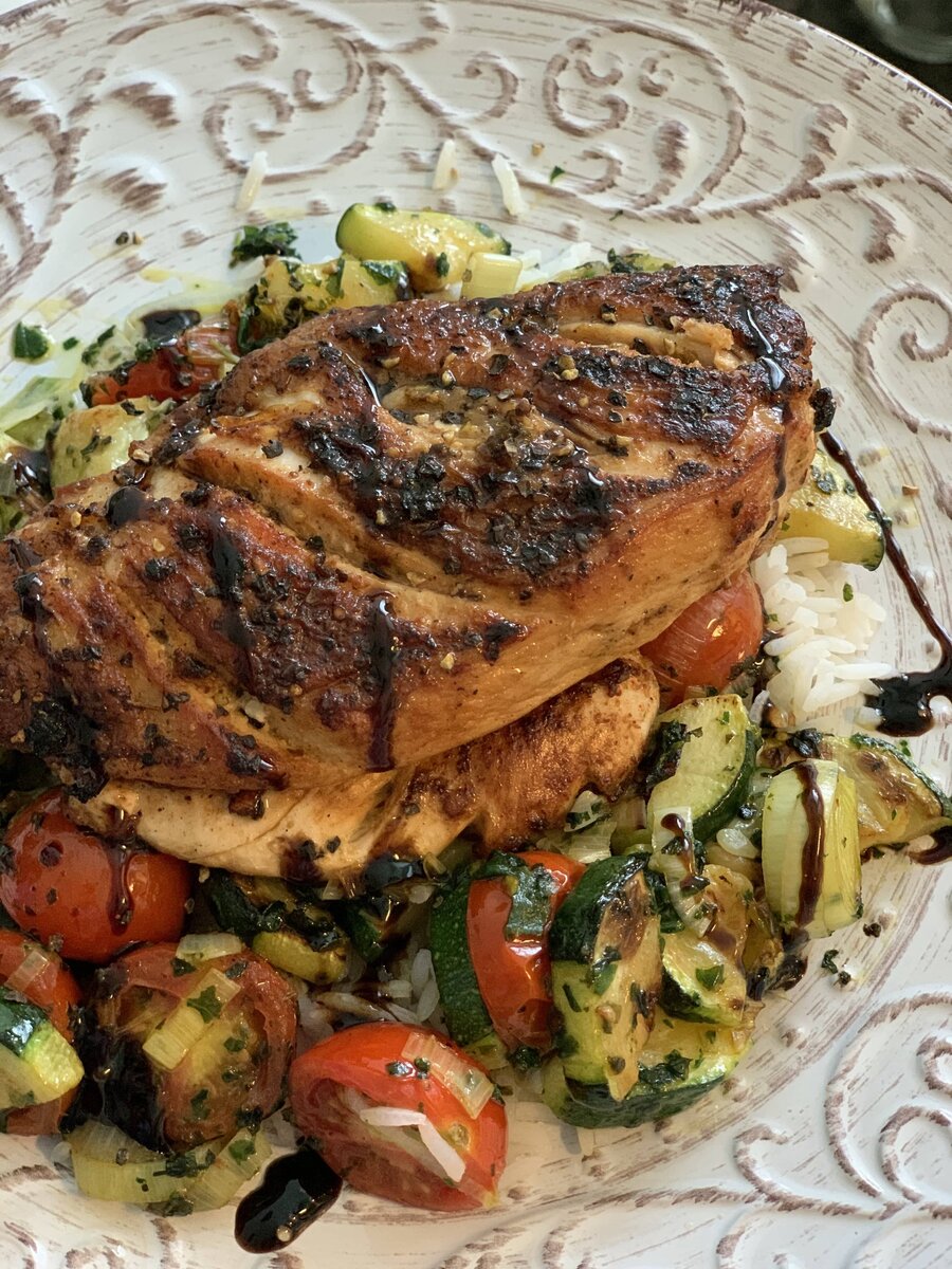 Курица с овощами и рисом.