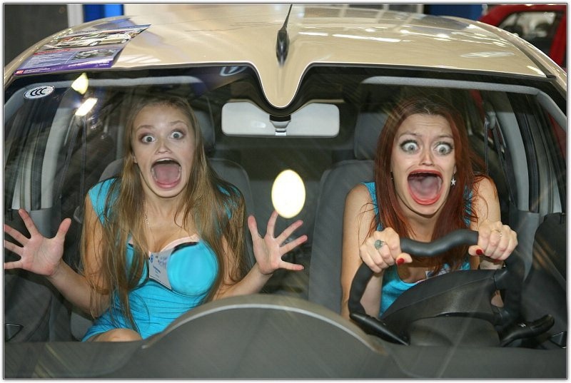 Сразу оговорюсь я не против женщин за рулём, есть и горе мужчины за рулём😁. Знакомая рассказала случай: -Муж решил научить меня водить машину. Уехали за город, подальше от оживленных трасс. Там не было машин, но были деревья...
-Неужели врезалась?
-Нет, муж спас. Просунул ногу к педали тормоза и нажал. Когда мы съехали с проезженной дороги, я так растерялась, что бросила руль и убрали ноги с педалей.
- Спряталась в домик?🤣
- Вроде того 😂
Этот разговор открыл мне глаза на некоторых представительниц прекрасного пола у нас в селе, лихо водящих автомобиль, и громко сигналящих прохожим при приближении к пешеходным переходам! Видимо, дело не в их наглости и самоуверенности, а в страхе не суметь вовремя затормозить. Таким лучше уступить дорогу, от греха подальше. А вам доводилось встречать на дороге таких горе-водителей? К женщинам за рулём умеющим ездить хорошо, отношусь положительно, таких слава Богу большинство!!!