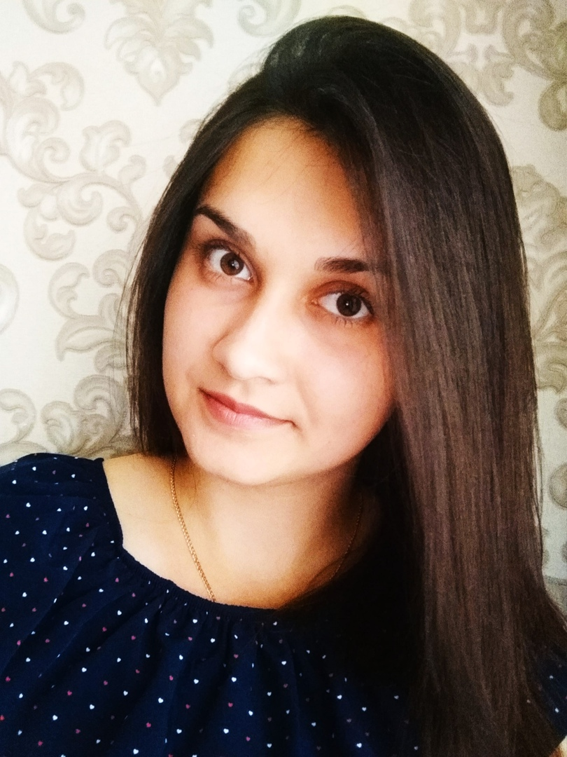 На фото жена, ибо я не очень часто публикую свои фотографии. Можно найти на канале 