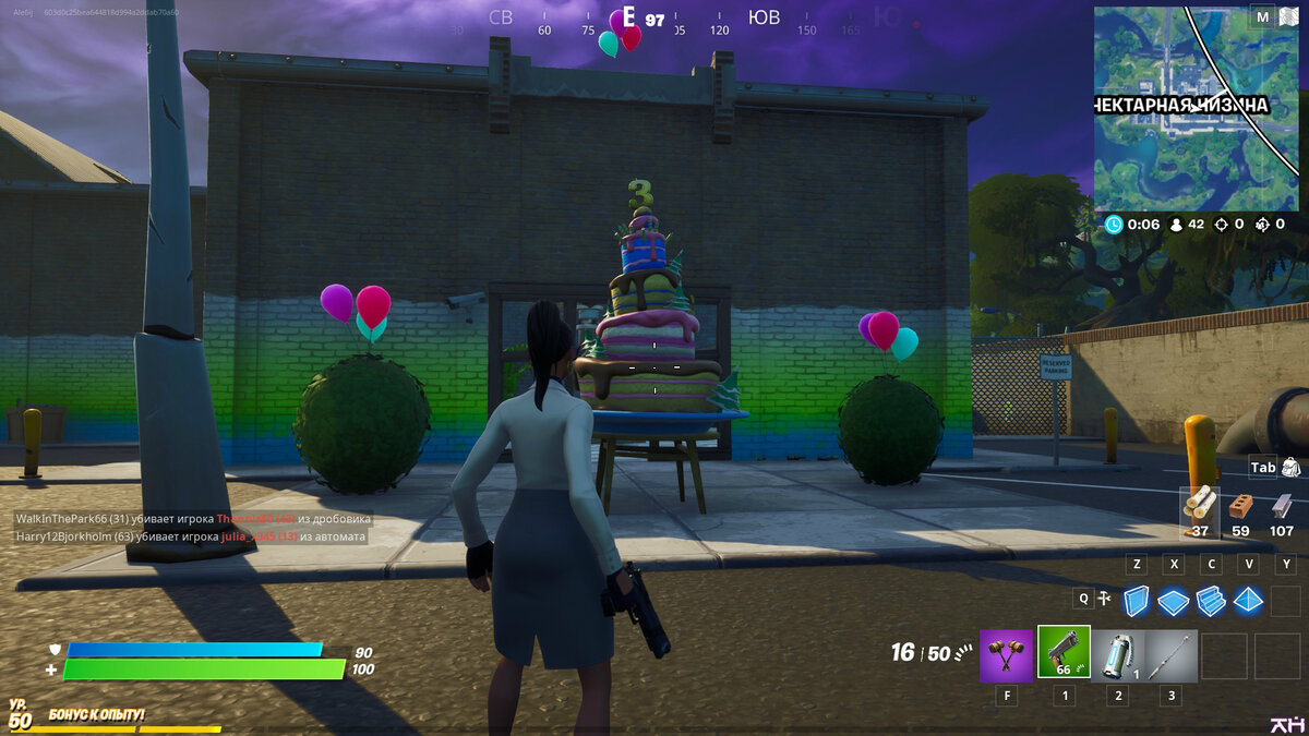 Тортики стоят в разных локациях, а вокруг них лежат куски праздничного пирога...