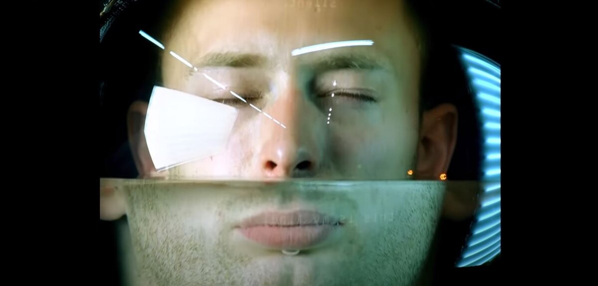 Том Йорк в No Surprises