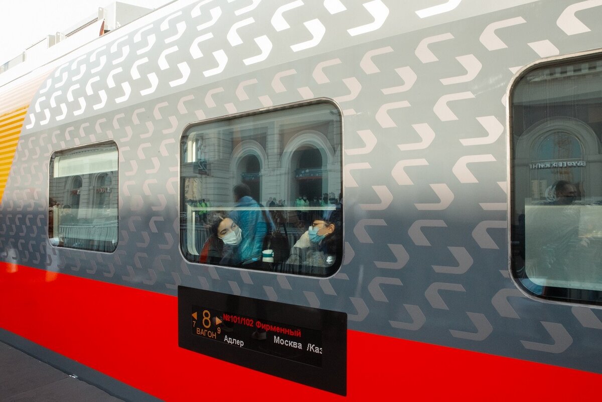 Плацкартный вагон габарита Т на площади Павелецкого вокзала в Москве. Фото: Трансмашхолдинг