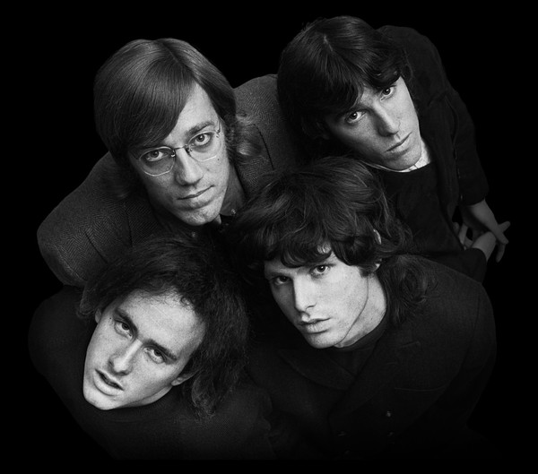 Группа The Doors в классическом составе. Сверху: Рэй Манзарек (клавишные), Джон Денсмор (барабаны). Снизу: Робби Кригер (гитара), Джим Моррисон (вокал).
