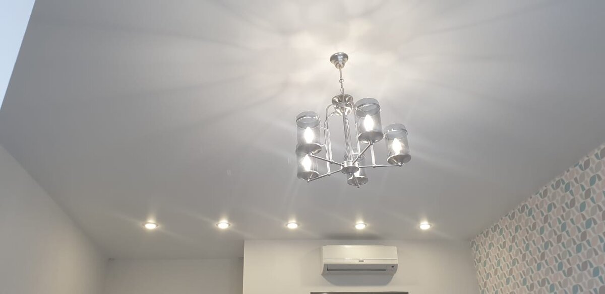 Белый потолок в комнате 