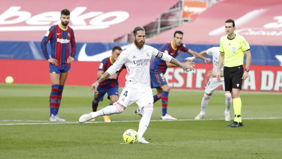 Рамос бьет пенальти в ворота Барселоны.