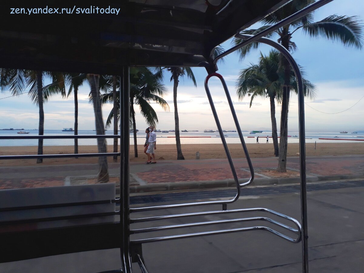 Вечер на главной пляжной улице курорта #Паттайя в июле 2020 года