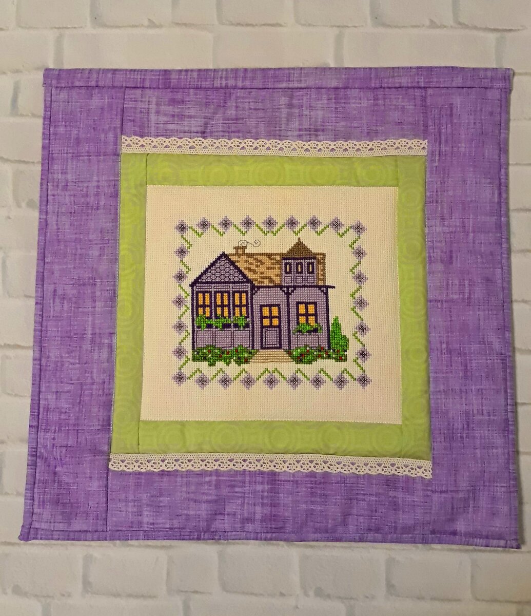 Эта вышивка тоже простенькая. Но в оформлении смотрится очень даже ничего)))