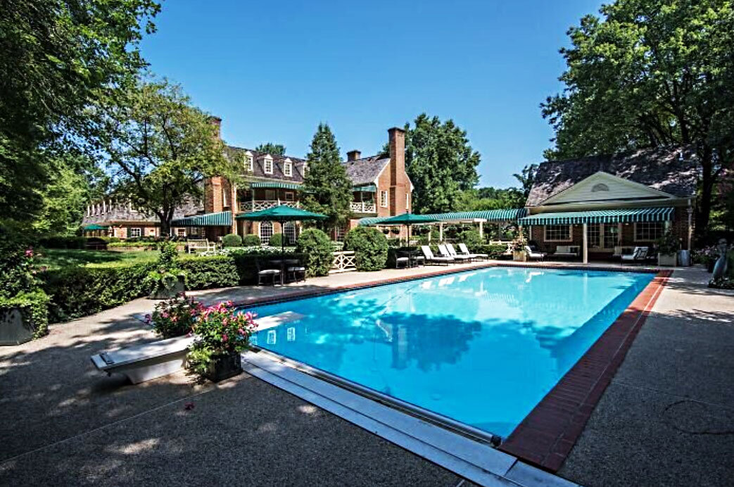 Штат техас пригород. Дом канье уэста и ким кардашян в лос анджелесе. Собственный г. Семья в загородном доме. Дом с гаражом.