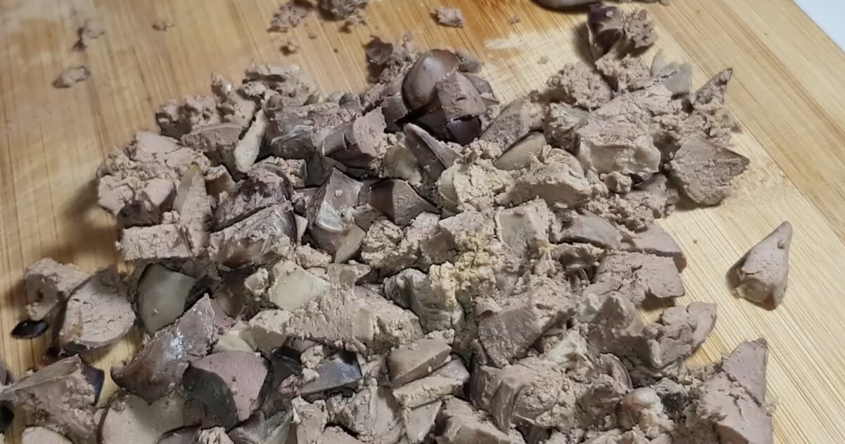 хорошенько отчистите печень, чтобы во время еды не попадалось ни чего лишнего