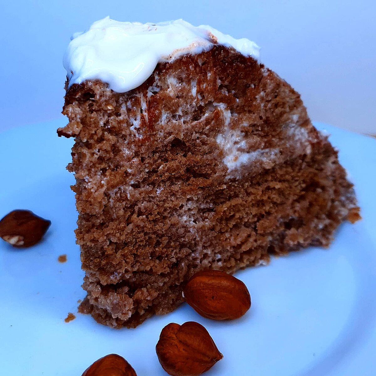 ПП ПАНЧО .

ингридиенты:

Яйцо - 3 шт
Молоко - 180 гр
Мука овсяная - 60 гр
Мука рисовая - 60 гр
Какао - 30 гр
Разрыхлитель- 1/2 ч л
Щепотка соли 
Сахзам - 1 ч л

Крем : 
Я использовала мед + сметана.
Можно проще , сметану смешать с сахзам и крем готов. По желанию можно добавить орешки.

Яйца разделить на белок и желток . Белок взбить с щепоткой соли до твердых пиков.
Желток взбить с сахзам до пышной пены влить молоко ещё раз взбить.
Обе муки смешать добавить какао и разрыхлитель и всыпать в желточную смесь, хорошо перемешать миксером .
Готовое тесто вылить в тефлоновую форму и выпекать при 180° 15 мин.
Бисквит остудить . Порезать на кубики , глубокую чашу застелить пищевой пленкой дно смазать кремом , выложить слой бисквита и опять смазать кремом и так пока не кончится бисквит, торт накрыть пленкой и слегка придавить , убрать в холодильник на 2 часа .
После перевернуть на блюдо , убрать пленку , смазать кремом . Торт готов.

#рецепт#ПП#торт#панчо#сочный#нежный#мягкий#вкусно#футблогер#готовимсВикой#vladimirowna86