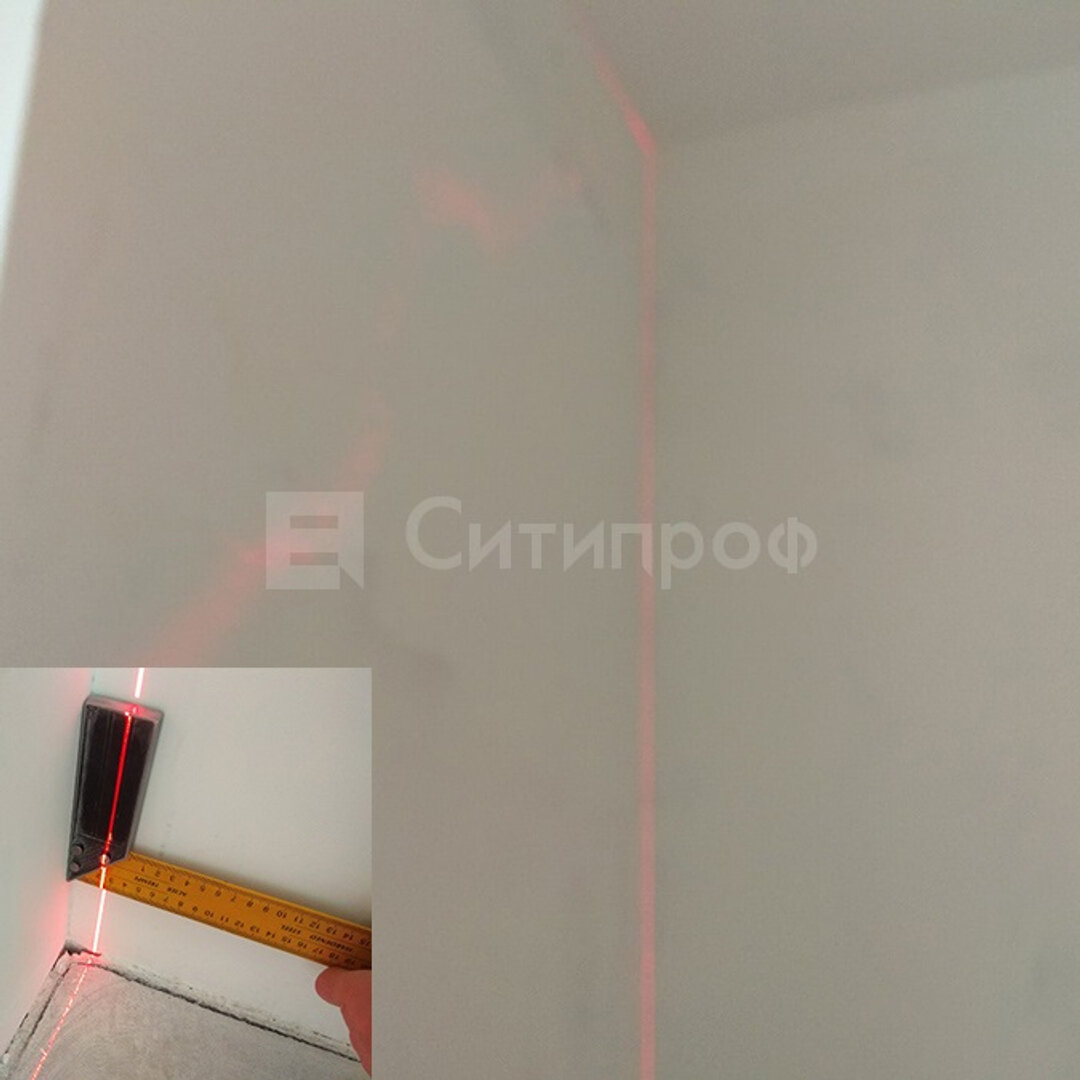 При помощи лазерной линейки специалисты «Ситипроф» обнаружили отклонение стены от вертикали на 25 мм в квартире, расположенной в комплексе 4YOU.