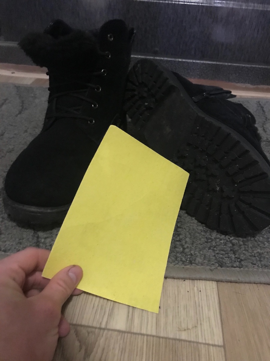 Наждачной бумагой натираем подошву.