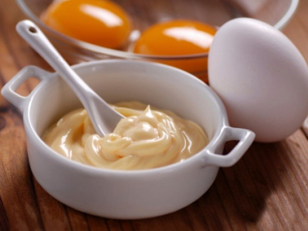 Считается, что домашний майонез вкуснее, да и на цвет выглядит более аппетитным
