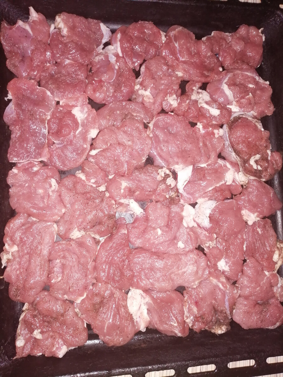 Сложила мясо на противень.