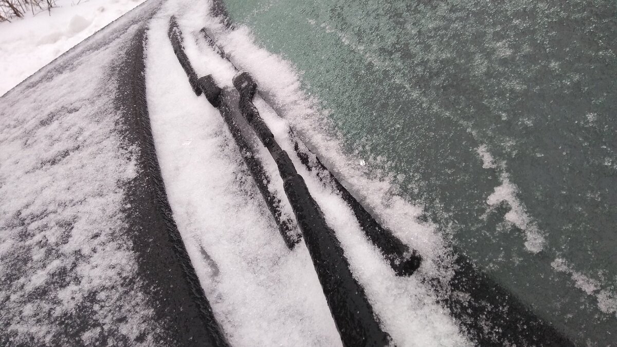 Дворники просто вмёрзли в пяти сантиметровый слой льда.Листай ►