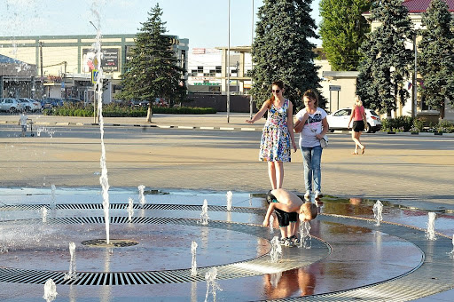 Центральная площадь с фонтаном. Источник: газета Рвс 