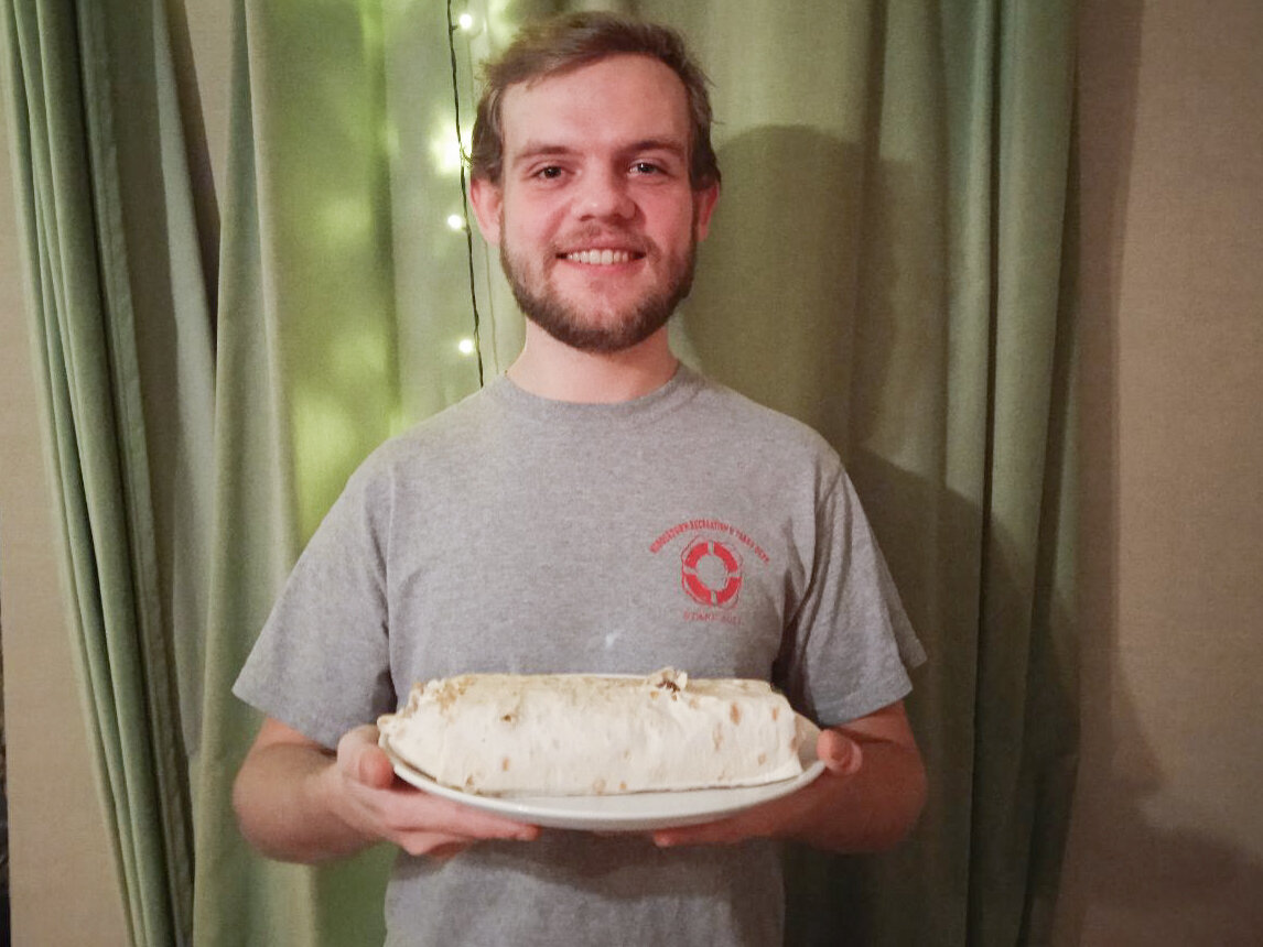 Саня со своей вкусной шавермой доволен, что сейчас ее всю съест. Внушительный размер получился, в самый раз