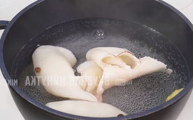 Как приготовить Вкусный салат из кальмаров с огурцом и сыром рецепт пошагово