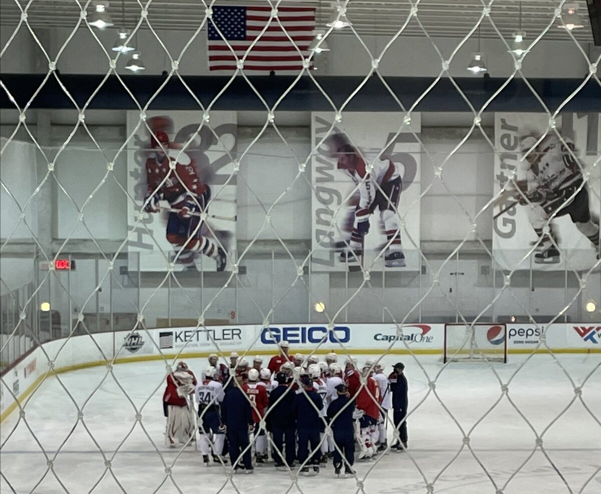 После тренировки главный тренер «Вашингтона» Питер Лавиолетт собрал команду для продолжительной беседы. 