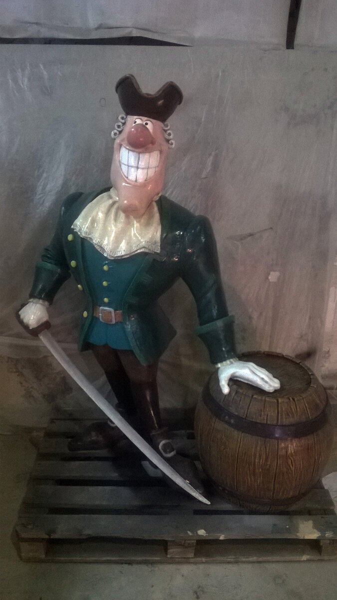 Всем привет, дорогие читатели!!! Начну с маленькой предыстории. Я художник-скульптор, 8 лет учебы в сфере искусства и уже 10 лет работы в этой же области. Данный канал создан для ознакомления людей, которые интересуются, скульптурой и искусством в целом, в нем я буду демонстрировать то, чем в принципе занимаюсь на своей работе, да и просто какие-то свои творческие "выплески". Буду все кому это интересно!!)) Теперь о представленном ролике. Это был далекий 2014 год, будучи студентом Магнитогорского Государственного Университета для своей дипломной работы я выбрал скульптуру. Данная скульптура из стеклопластика, персонаж Ливси из мультфильма "Остров сокровищ". В видео наглядно показан весь процесс изготовления, от эскиза до конечного результата в материале.