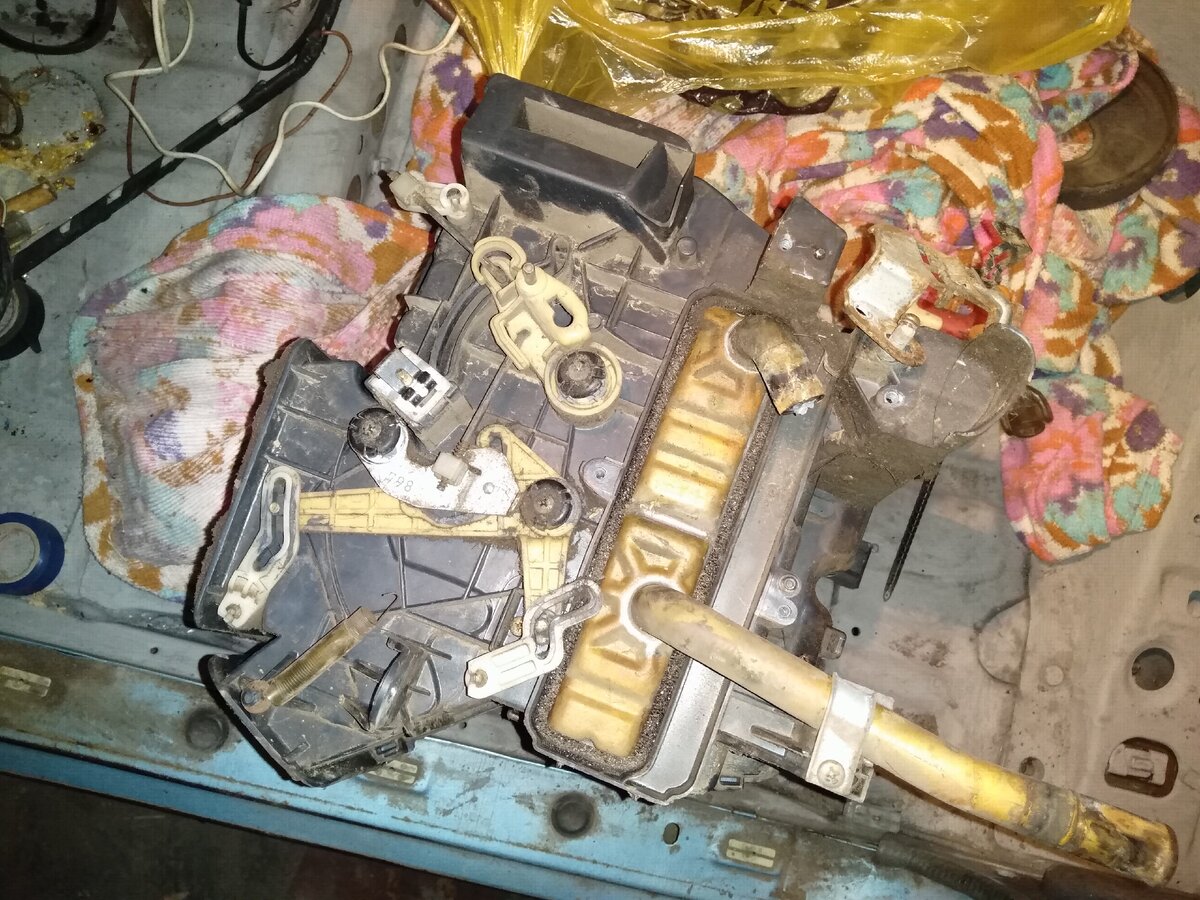 Конечно всё запечатлил на фото, чтоб потом легче было собирать