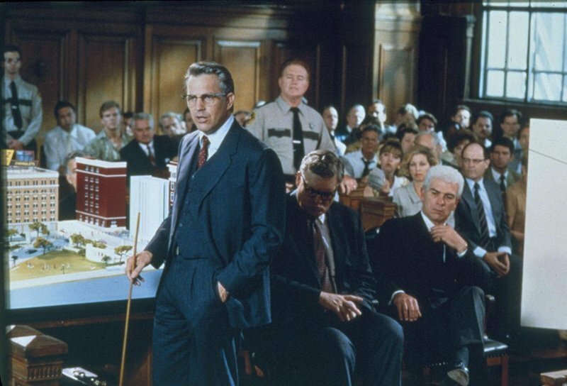 Джон Ф. Кеннеди. Выстрелы в Далласе (1991) / JFK

Оливер Стоун после выхода на экраны фильма, реконструирующего расследование прокурором Джимом Гаррисоном убийства президента Кеннеди, подвергся обструкции с самых разных сторон, и вполне заслуженно – так лихо манипулировать фактами не рискуют даже завзятые пропагандисты. Мы не станем углубляться во все неточности, которые допущены в ленте, их рассматривают в работах много серьезнее и объемнее, и не станем приводить контраргументы, которые разбивают теорию Стоуна и Гаррисона в пух и прах, а отметим лишь тот факт, которого режиссер в картине деликатно коснулся лишь самым краем в финале. «Выстрелы в Далласе» заканчиваются оглашением оправдательного приговора подозреваемому в заговоре с целью убийства Клэю Шоу, но Стоун выдает это за ошибку правосудия: якобы очевидному обвинению едва-едва недостало доказательств. На деле же обвинение Гаррисона рассыпалось как карточный домик, а присяжным не потребовалось и часа, чтобы оправдать Шоу. Больше того, годы спустя Гаррисону судом было запрещено распространять недостоверные сведения о своем подозреваемом, чего Стоун в своем фильме, естественно, не рассказал.