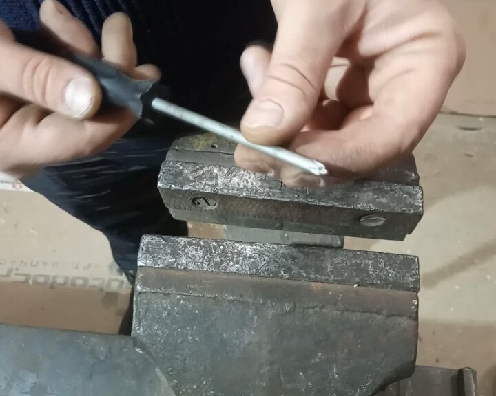 точечная питтинговая коррозия. межкристаллитная коррозия нержавеющих сталей 12х18н10т. выкрашивание головки рельса. сварочные швы электродуговой сваркой. грат сварного шва на трубах.