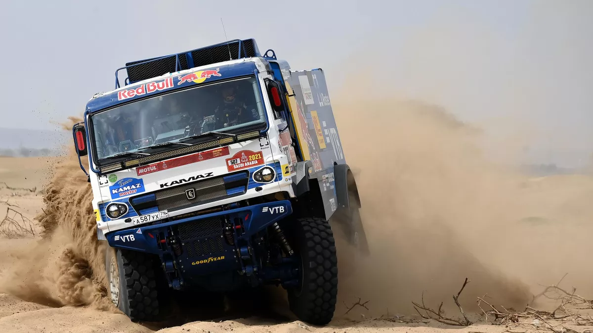 На этот раз легендарный грузовик привел к победе экипаж Дмитрия Сотникова, хотя и без него победа, вероятно, уехала бы в Россию – за пилотами отечественной команды остался весь пьедестал.