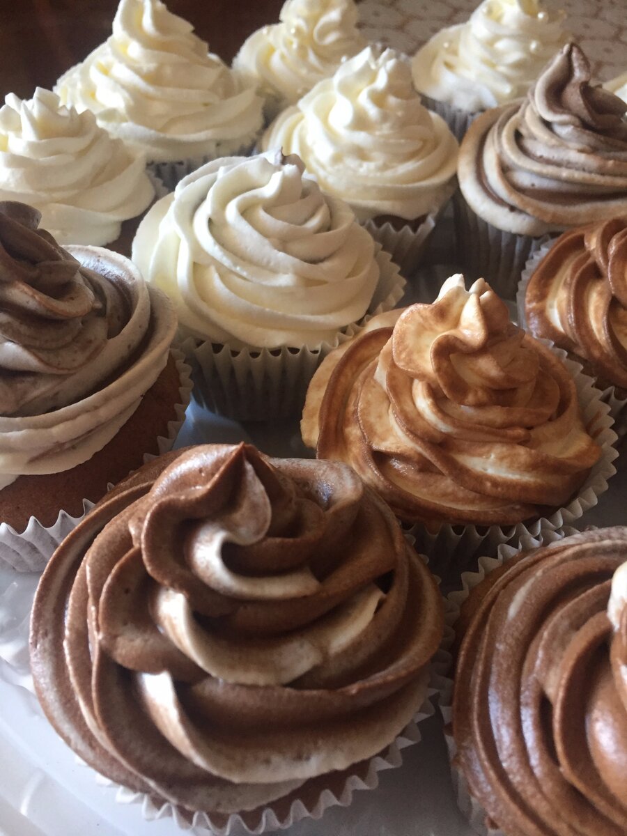 Первый раз испекла капкейки своим близким.