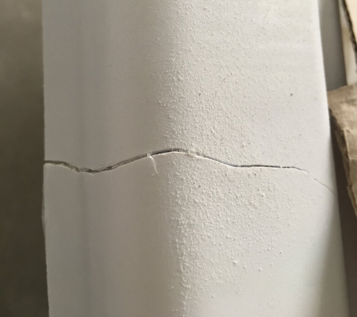 Трещина сквозная, хоть на фото и не очень хорошо видно.