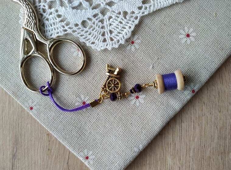 маячок для ножниц. маячки на ножницы для вышивальщиц. бисерные маячки для ножниц. маяк на ножницы. маячок для ножниц вышивка.