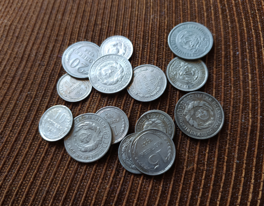 Номинал монеты интернет. Коллекционирование монет. Самая мелкая серебряная монета. Монеты нашей страны. Собери монеты.