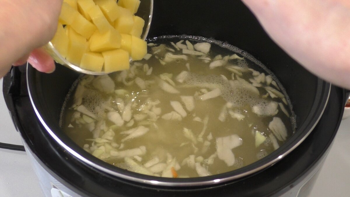 Тунец консервированный кладётся в суп,когда он закипи.