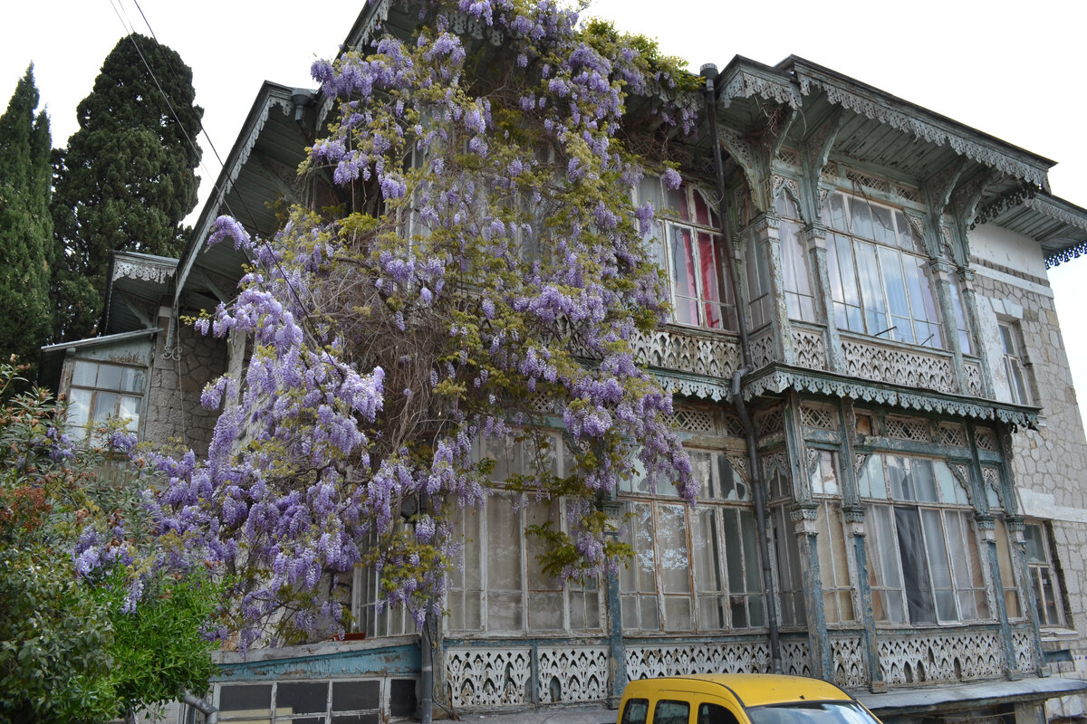 Корпус санатория "Киев" весной 2019 года