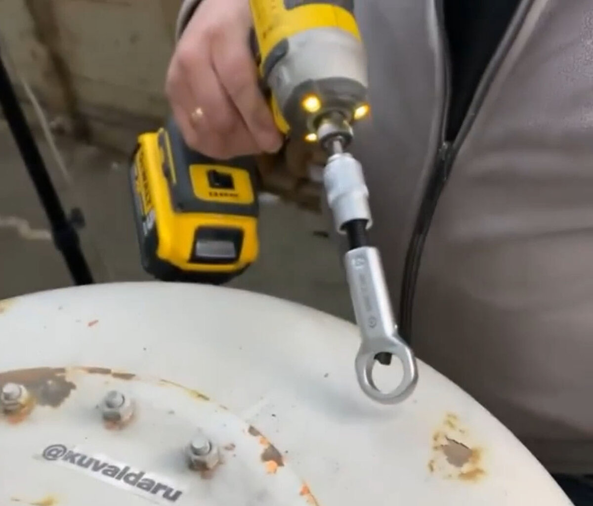 Гайкорез служит для разрушения заклинившей гайки