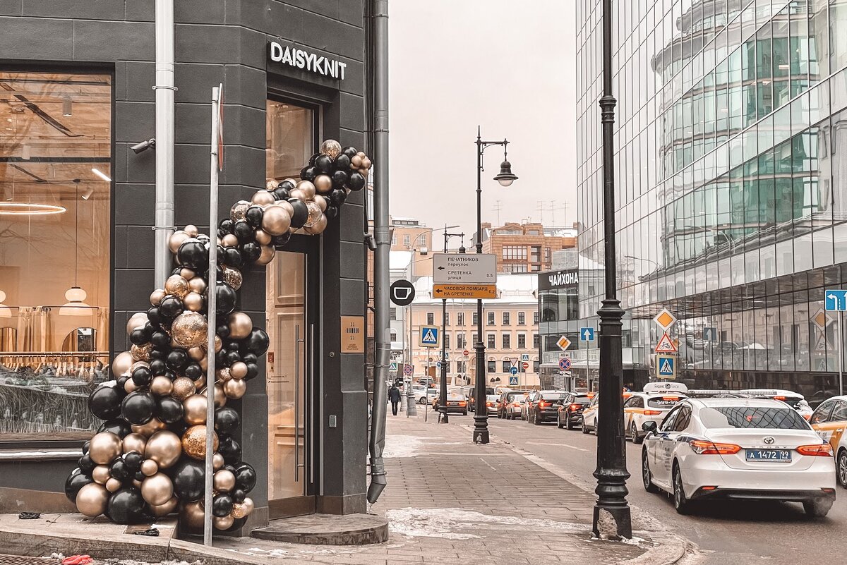 Добралась :) От метро до шоурума — 3 минуты пешком. Точный адрес: Колокольников переулок, 2