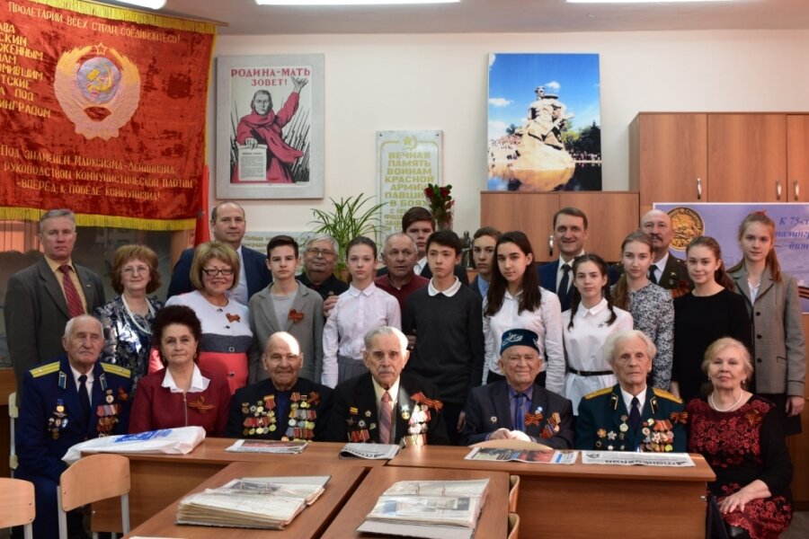 Ветераны Великой Отечественной войны на встрече со школьниками. В первом ряду третий справа Сираж Гилязович  Загретдинов. Фото  Надежды ЮШИНОЙ